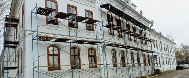 В школе-интернате Великого Устюга ремонтируют полы и откосы