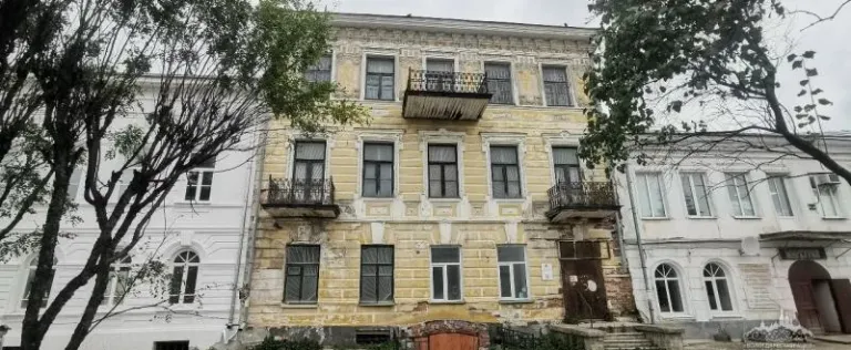 В Устюжне за 1 рубль продают здание бывшего Госбанка и усадьбу