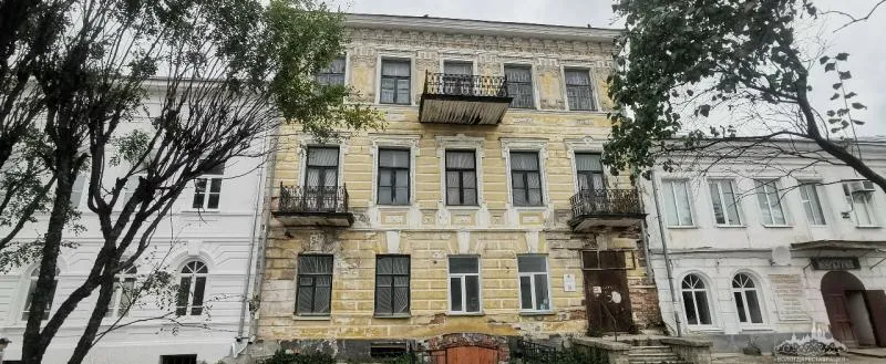В Устюжне за 1 рубль продают здание бывшего Госбанка и усадьбу